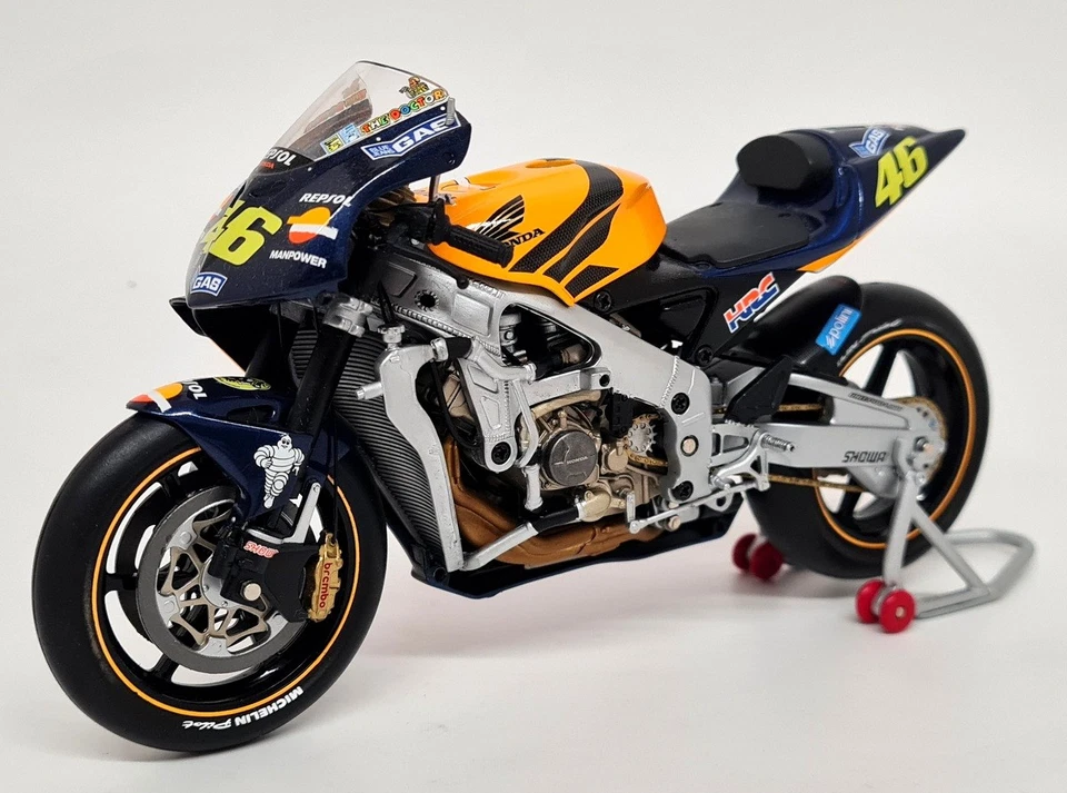 Minichamps 1/12 Honda RC211V Moto GP 2002 Valentino Rossi Signed Model Motorbike - Image 4 of 4