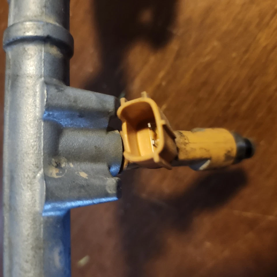 Riel de combustible con inyectores para Toyota Camry Hybrid 2008-2015 OEM Foto 4 de 4