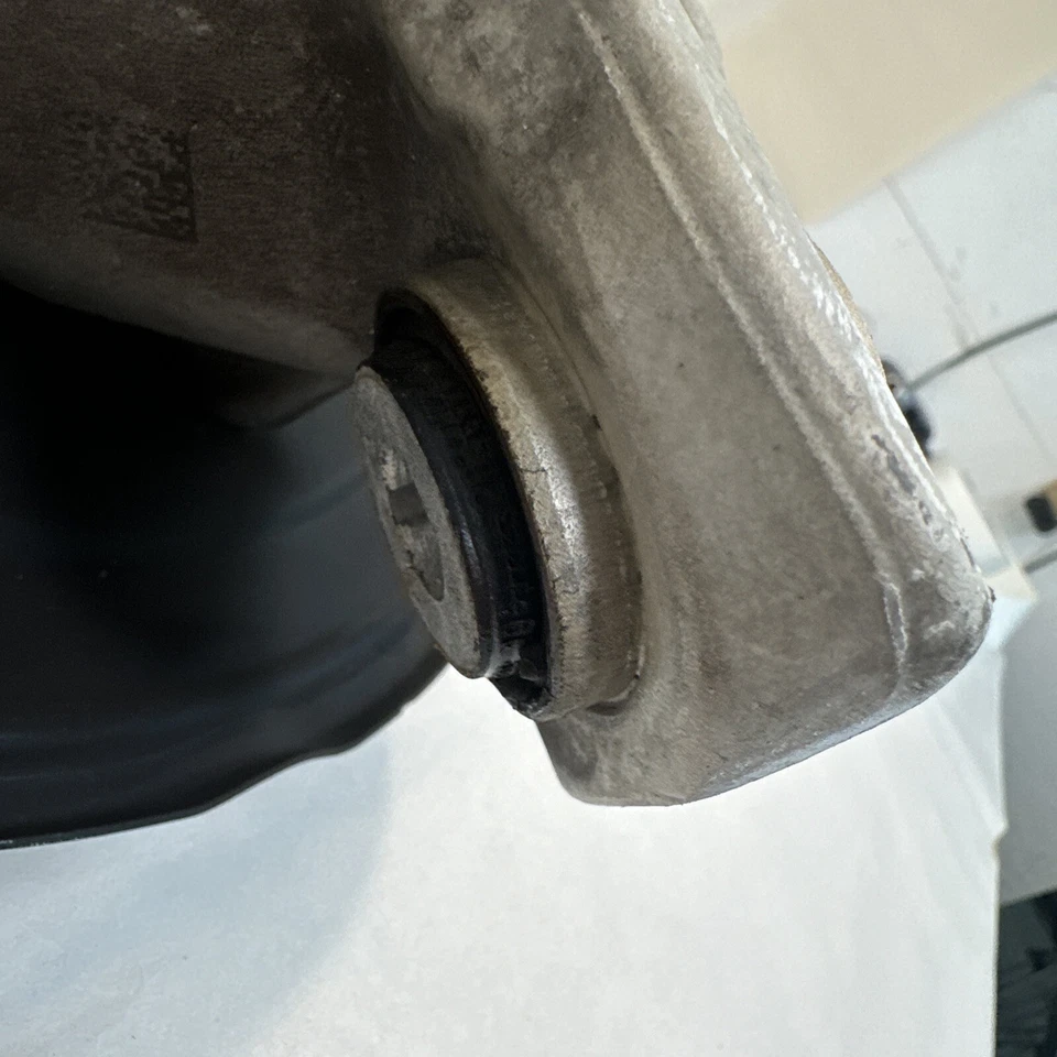 Buje de cojinete de rueda trasera derecha Mercedes-Benz GLC 43 AMG A2133572600 OEM Foto 4 de 4