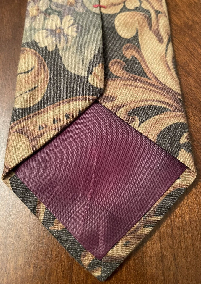 Gravata masculina de tecido importado floral estrutura feita nos EUA - Imagem 2 de 4