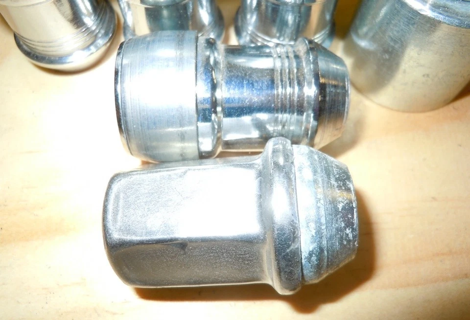 Silverado 1500 1988-2025 tuercas de bloqueo OEM de fábrica X4 14x1,5 mm rosca expuesta Foto 2 de 2