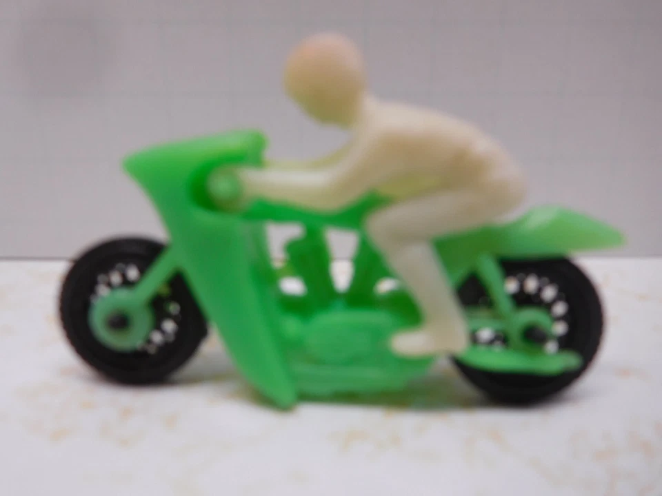 Motocicleta de plástico verde Hong Kong vintage años 70 con piloto blanco Foto 2 de 4