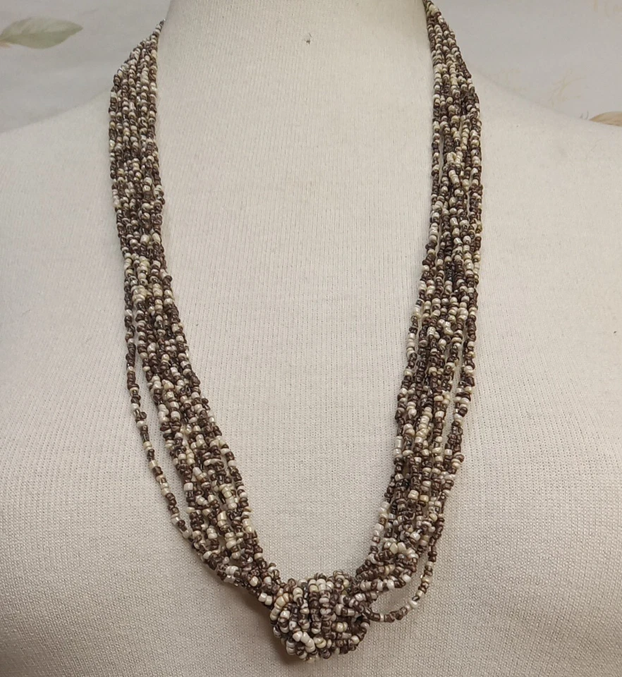 Collar multihilo pequeño con cuentas marrón y blanco Foto 3 de 4