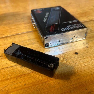 ジャンク SONY ウオークマン WM-R202 Sony Wm-r202 Cassette Walkman With Case Energized OK Junk