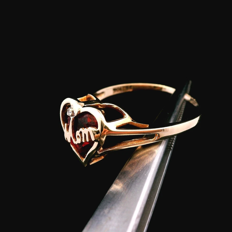 Anillo Corazón “Mamá” Oro Amarillo 10KT 1.3dwt con Diamante – Talla 7.25 Foto 2 de 4