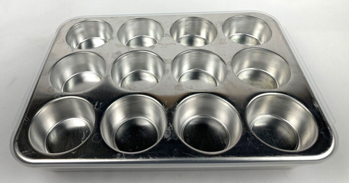 Nordic Ware Naturals 12 Cavidades Muffin/Cupcakes Sartén con Tapa de Cúpula Alta - Imagen 3 de 3