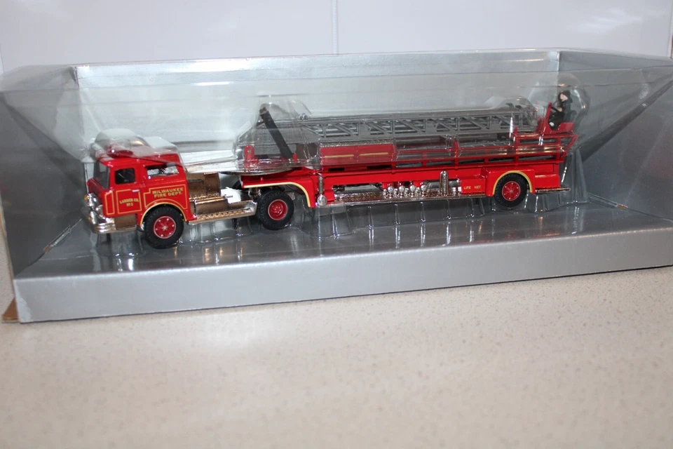 Corgi Classics #52102 Mack CF Arial Ladder Fire Engine - Milwaukee - Image 2 of 4