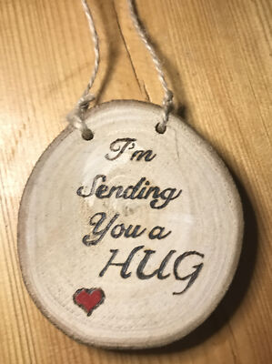 Handgraviert auf Eukalyptusbaum/Holzscheibe hängend. I m Sending You A Hug