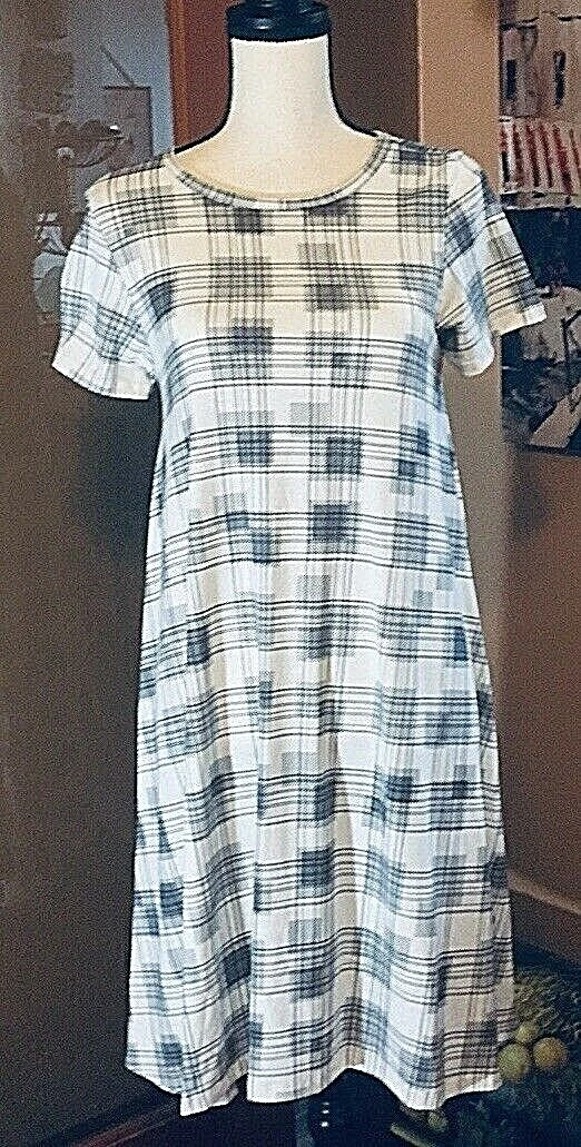 Lularoe Carly black and white Plaid graphic Hi Low stretch short