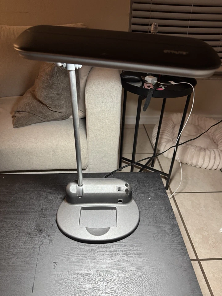 Abajur de mesa OttLite com conector de modem - Imagem 2 de 2