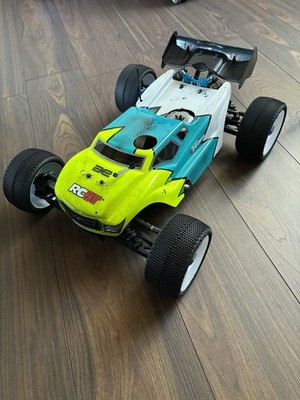 Team Associated RC8T CE 1:8 Nitro 4WD Truggy mit Zubehör ARTR