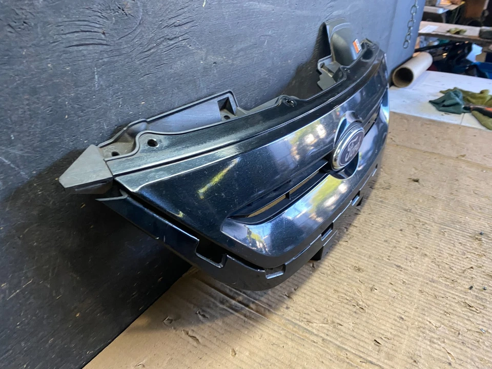 Parrilla superior delantera Ford Fiesta 2011 2012 2013 con emblema OEM S9597 DG Foto 3 de 4