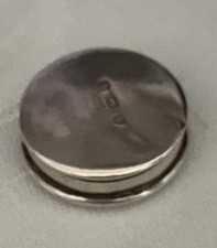 Silver 1907 patch/counter box of round form.
