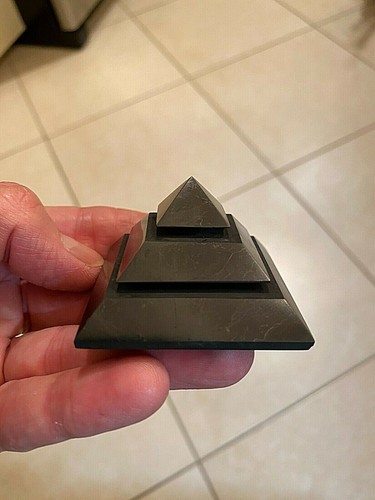 Schungit Mineral Edelstein kleine Pyramide geschichtet mit abgeschrägten Kanten Probe 004 - Bild 10 von 12