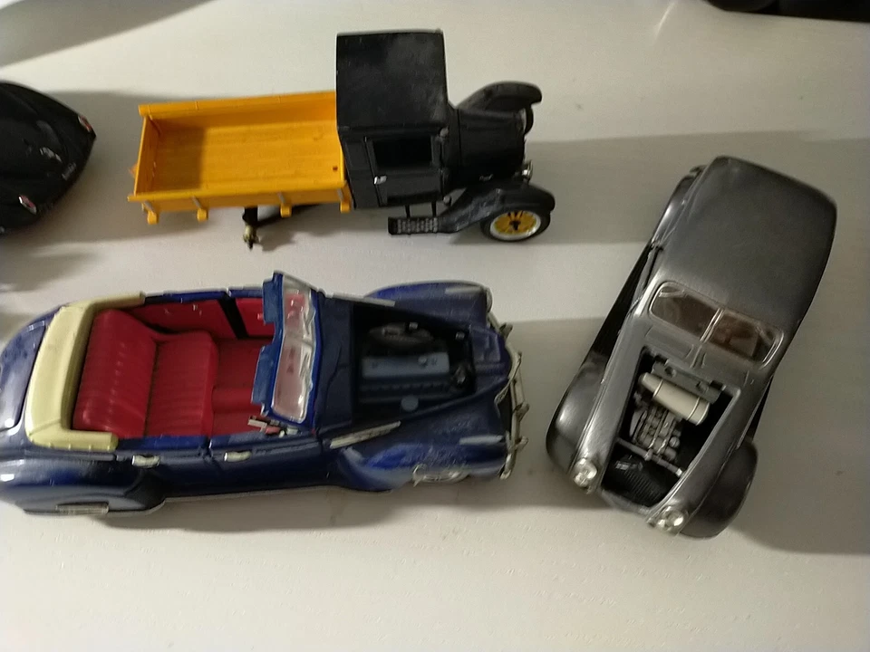 10 MODELLINI AUTO SIGNATURE MODELS - SCALA 1:32 danneggiate, solo per ricambi - Immagine 3 di 4