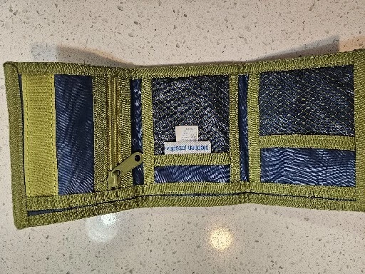 Cartera Stephen Joseph Triple Tiburón Verde Azulado Gotas de Agua Fondo Azul Marino Verde Tiburón Foto 3 de 4