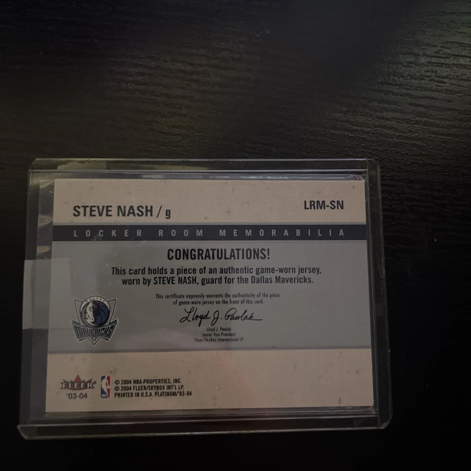 2003-04 Fleer 白金 Steve Nash 更衣室纪念品太阳卡 #LRM-SN 罕见 — 第 2/2 张图片