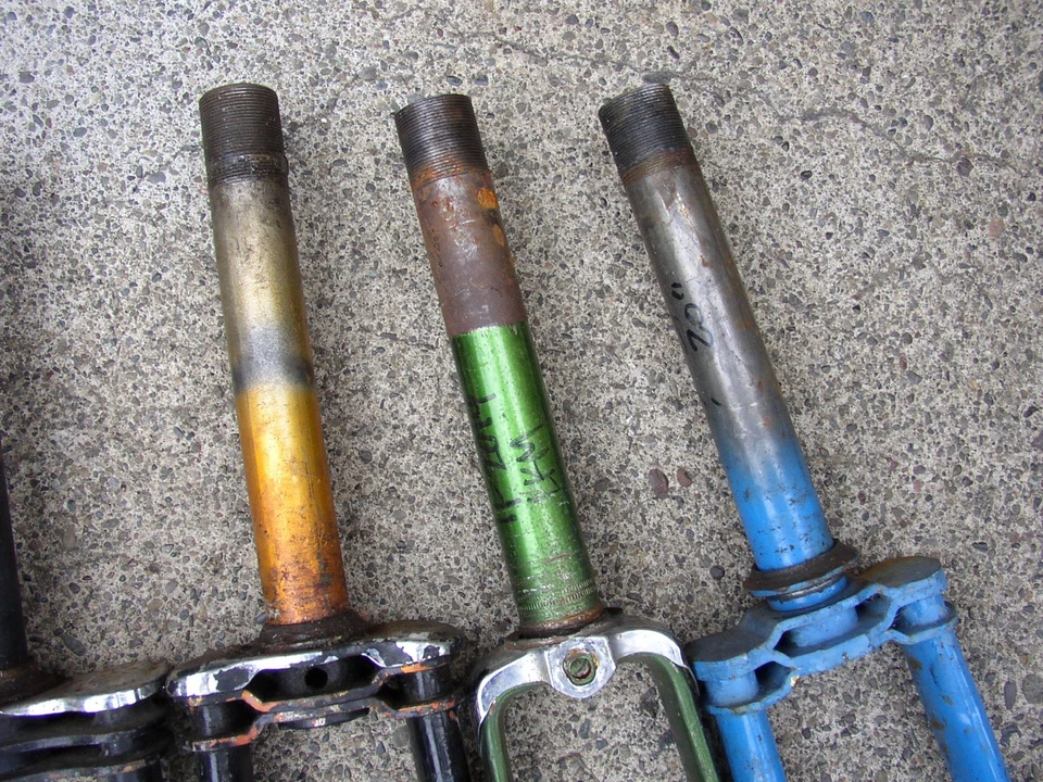 7 VINTAGE FORKS- 5- SCHWINN CWC ROLLFAST 26" BALLOON & 2- 24" liteweight /other - Image 4 of 4