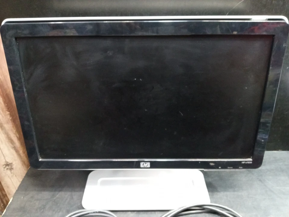 HP W1858 18.5-inch 1366 x 768 D-Sub, DVI-D Built-in Speakers LCD Monitor & Cords - Image 2 of 4