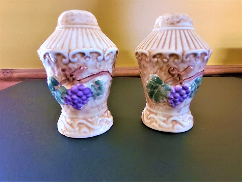 TUSCANY GRAPES & LEAVES ITALIAN THEME SALT & PEPPER SHAKERS-EXCEL. COND.-UNIQUE