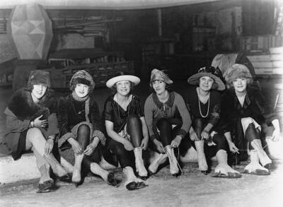 Group New York women skaters put their boots before taking ice Old Photo