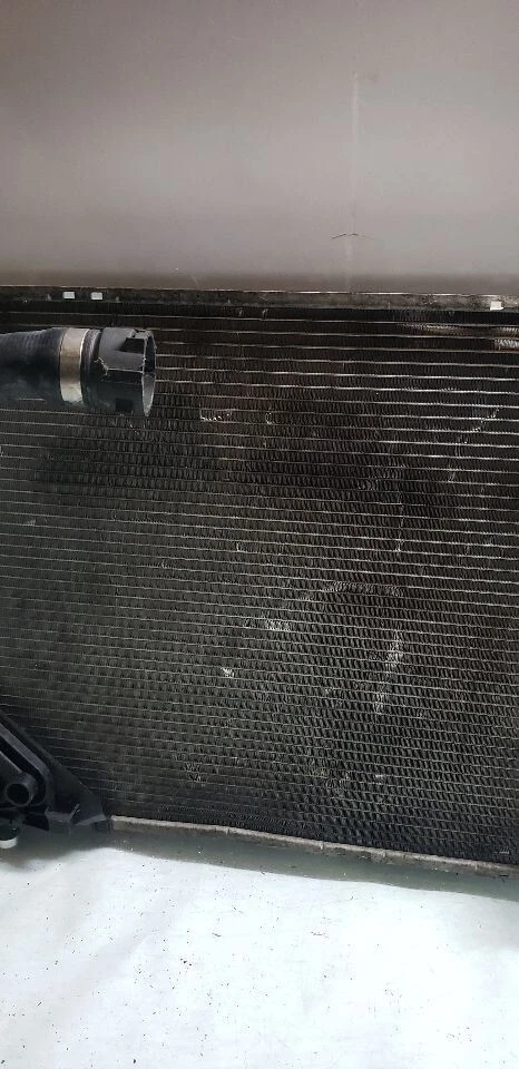 Conjunto de radiador y condensador de aire acondicionado BMW 330XI 330I 2001-2006 E46 - Repuesto OEM Foto 3 de 4