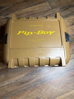Fallout 4 Pip Boy Model 3000 Mk IV Collector's Edition Case W Display Stand