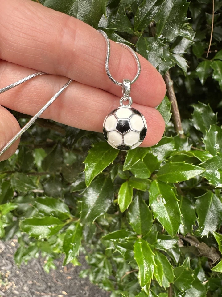 "Collar colgante de voleibol 3D hecho con cristales de Swarovski cadena de 16"" incluida" Foto 2 de 4