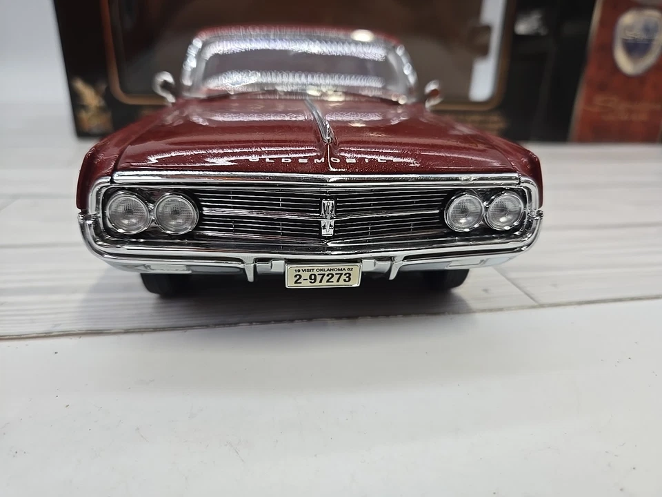 Oldsmobile Starfire cupé 1962 rojo metálico serie Signature 1:18 y caja original Foto 4 de 4