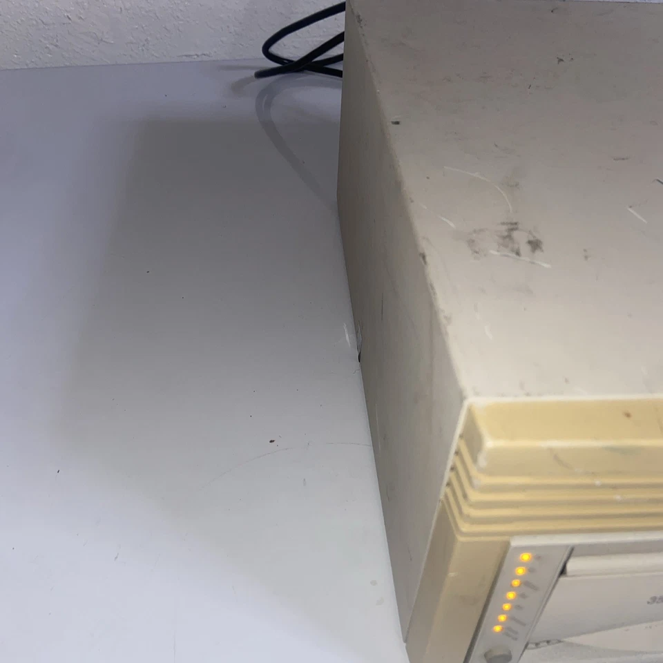 COMPAQ SERIES UNKNOWN MODEL 35/70GB DLT  TAPE CARTRIDGE DRIVE WHITE GRADE D - Image 2 of 4