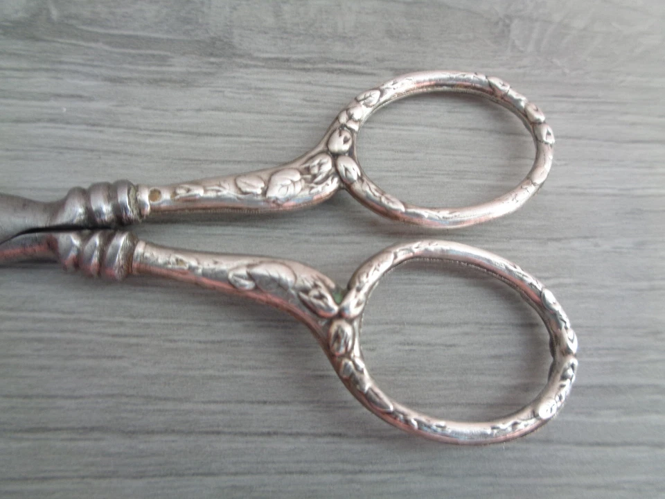 ANCIEN CISEAU DE COUTURE MANCHE ARGENT FOURRE LAME ACIER - Photo 2/4