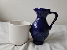 Vintage blaue Kanne Vase und weißer Blumentopf