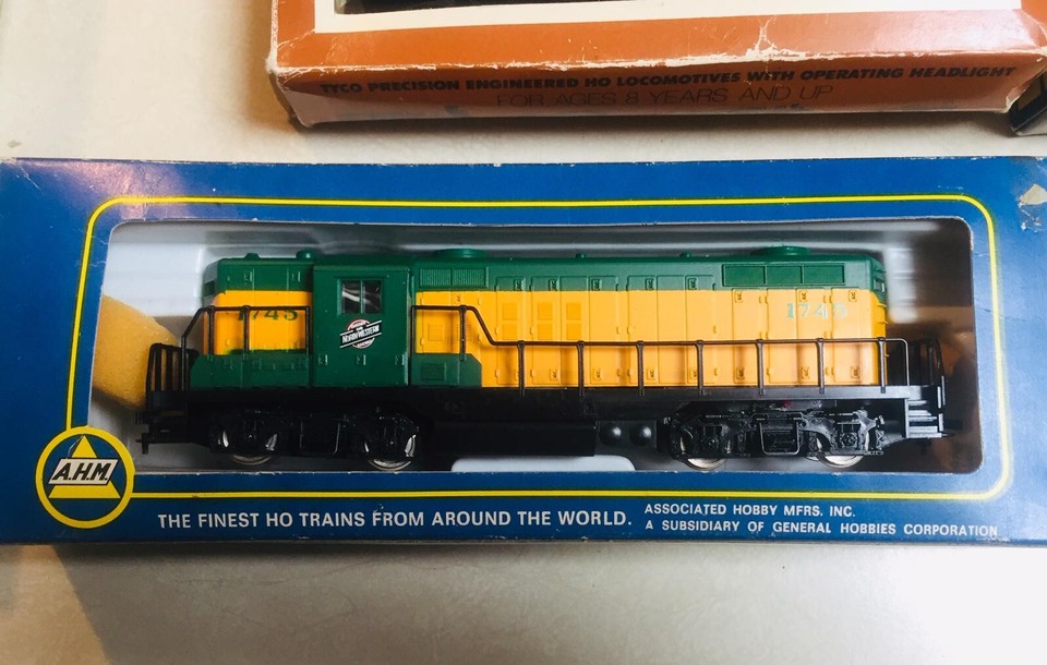 HO Gauge Train Set, 8 Cars, 20 Pcs. Track, Transformer