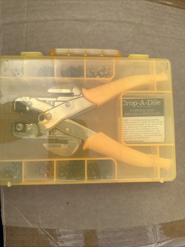 Crop-A-Dile We R Memory Keepers Locher & Ösen Kit Aufbewahrungskoffer