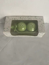 Kate Aspen Two Peas in a Pod NIB salt pepper shakers Cute