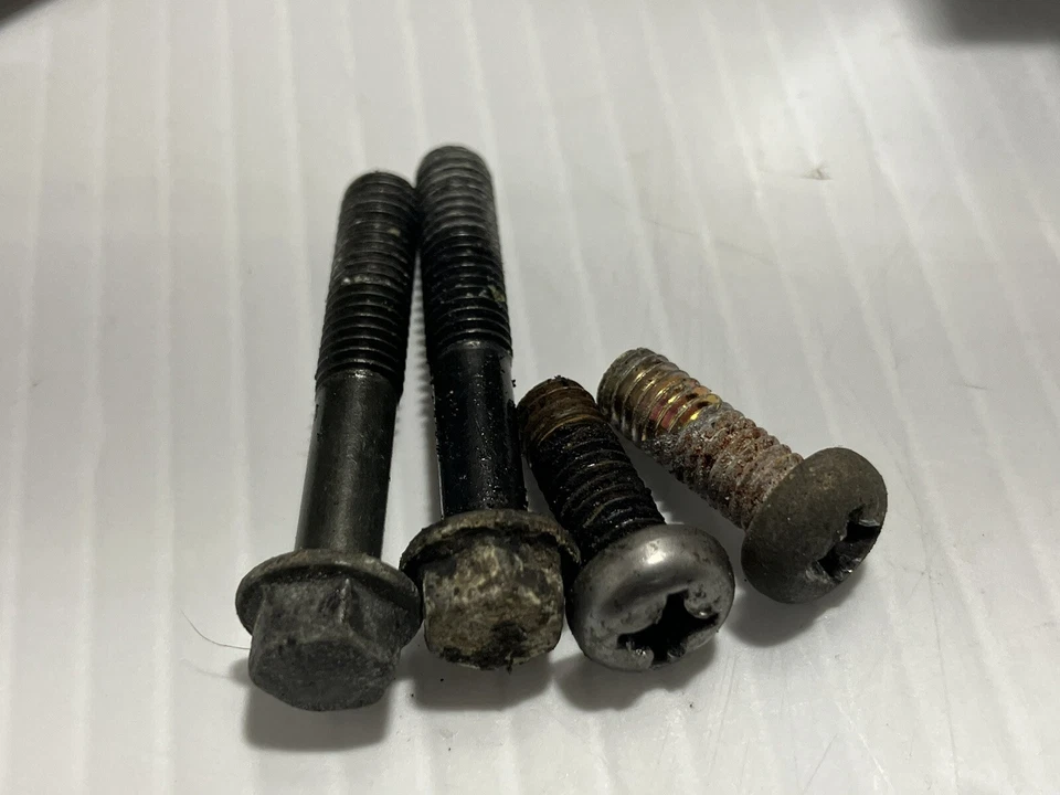 2001 Suzuki Gsxr 1300 Hayabusa Water Pump (Oem) Foto 3 de 4