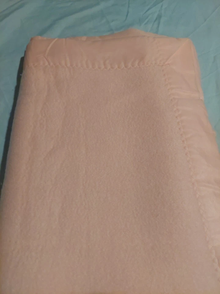 Manta bebé vintage rosa baliza acrílico térmico satinado nailon ribete EE. UU. 36" X 46" Foto 4 de 4