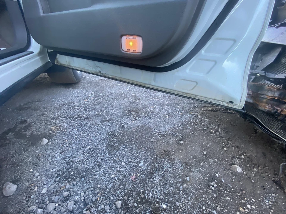 Used Front Right Door Assembly Front fits: 2009 Nissan Murano w/keyless entry Fr - Image 3 of 4