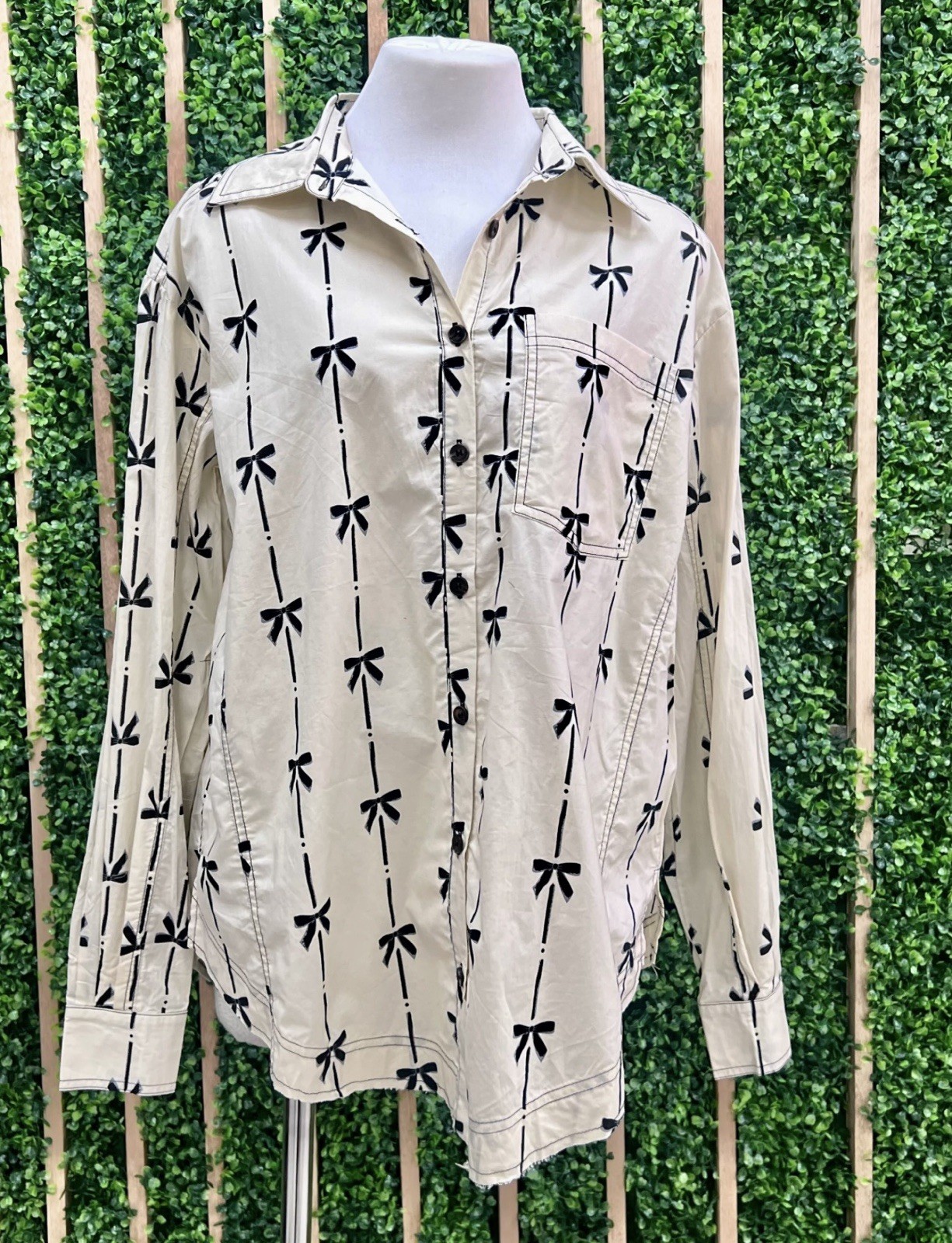 Women’s Ivory Button Down Blouse Black Bow Detail Trendy Boutique Size M NWT