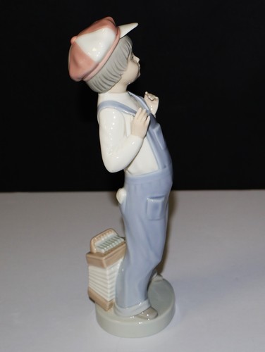 Figura Lladro “Niño de Madrid” #4898 Tradiciones Españolas de Francisco Catala - Imagen 4 de 6