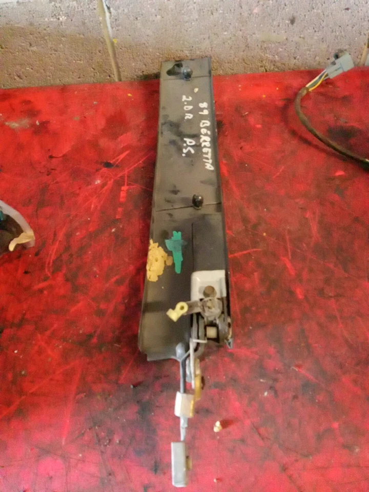 88 - 96 CHEVROLET BERETTA FRONT RIGHT SIDE EXTERIOR DOOR HANDLE OEM, 16603144 - Image 4 of 4