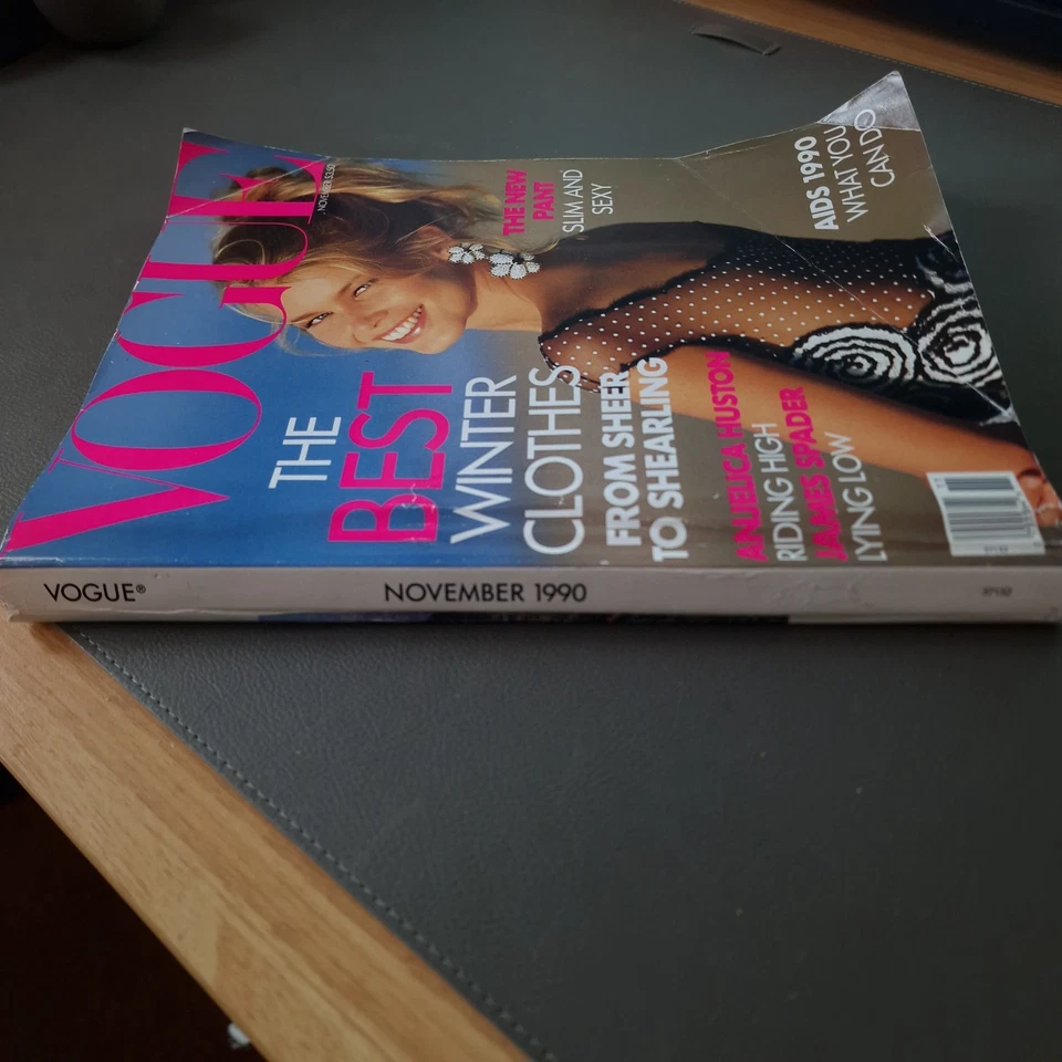 USA VOGUE Magazine: November 1990 - Claudia Schiffer *PLEASE SEE PICTURES* - Image 2 of 3