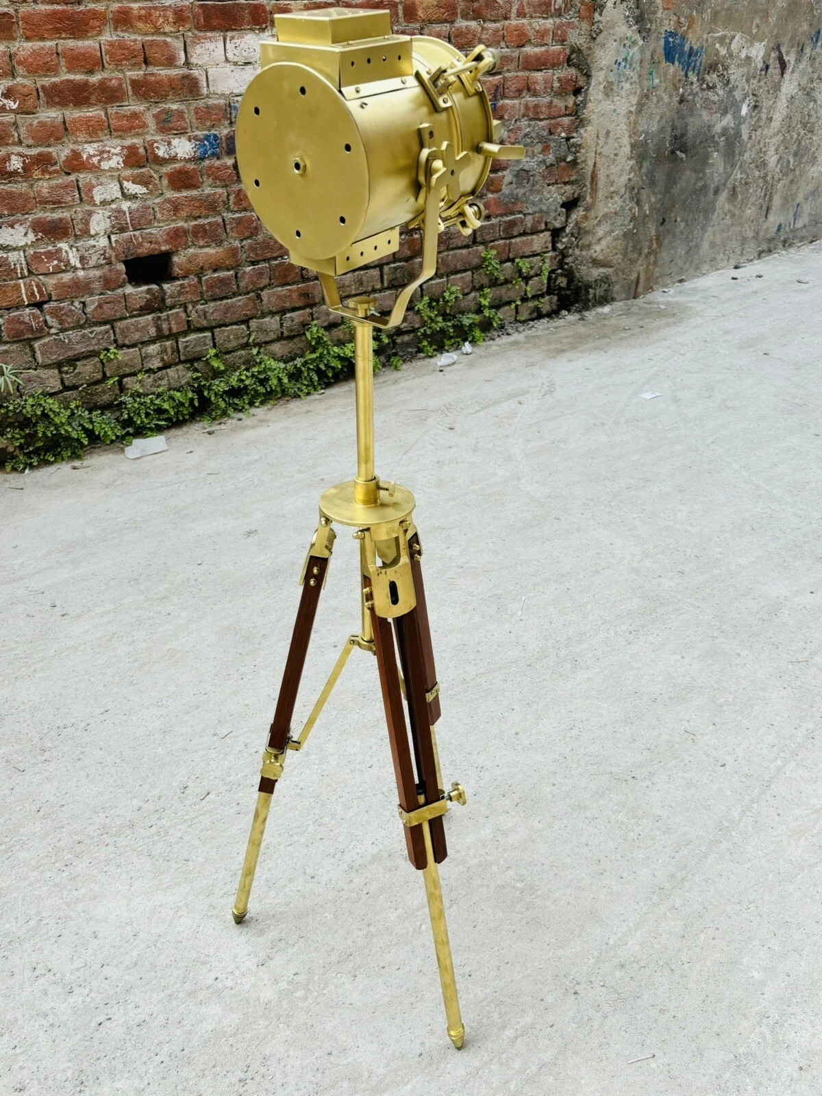 Lampada da terra da studio vintage industriale finitura ottone foto 3