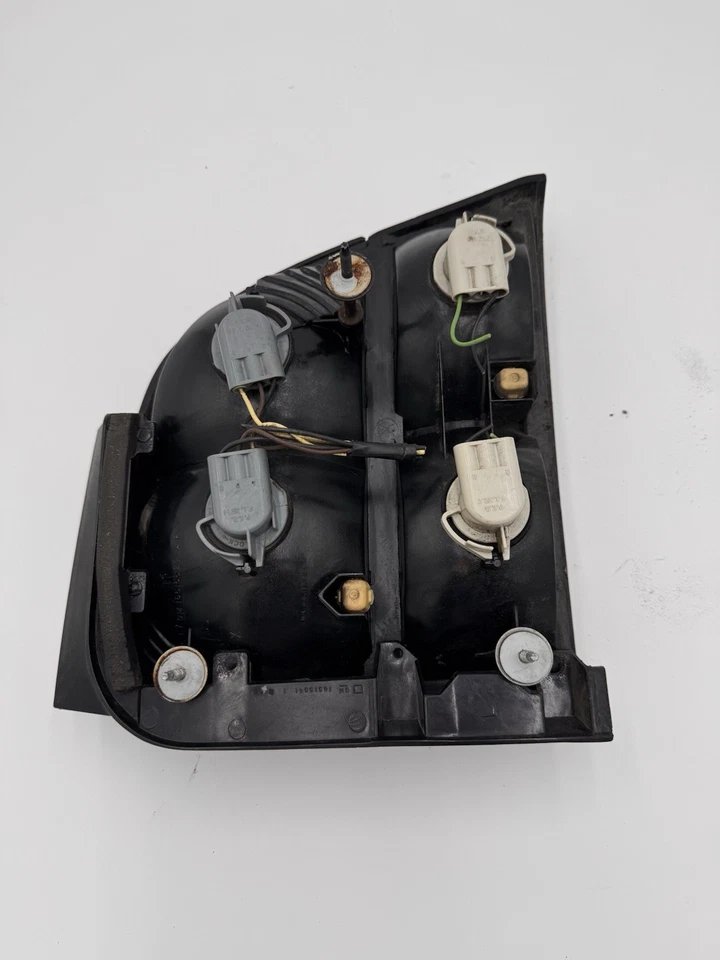 Luz trasera izquierda GM16515541 LH Supreme Sedán 92-97 CUTLASS S-121RM Foto 2 de 4
