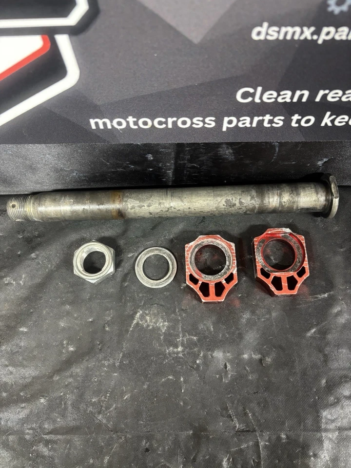 2013-2016 川崎 KX250F 后轴组件带红色轴块和锁螺母 — 第 2/4 张图片