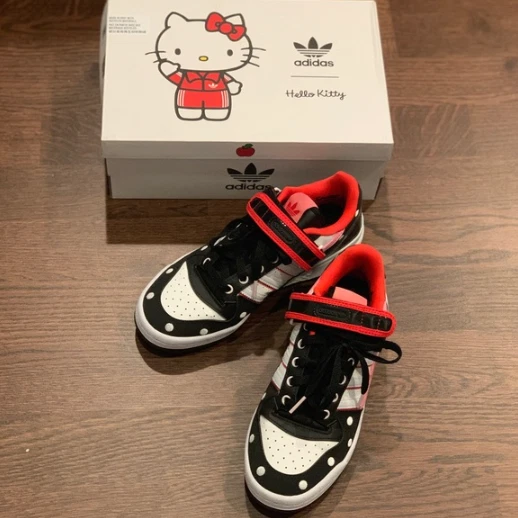 AGOTADO Adidas Originals x Sanrio 2022 Hello Kitty Forum Zapatillas bajas 6 Negras Foto 3 de 4