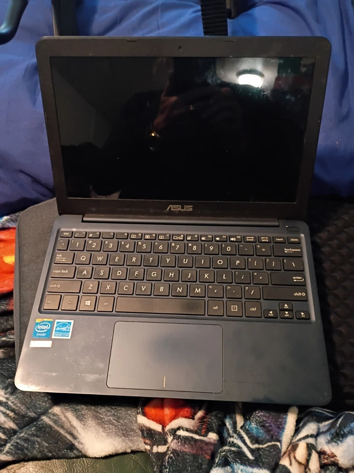 华硕 X205T 11.6 英寸英特尔 Z3735F 1.33GHz 2GB 32GB WIN10 充电器套装 — 第 3/3 张图片