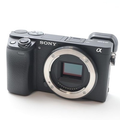 GUT Sony Alpha a6400 ILCE-6400L B Schwarz SELP1650 Objektiv Kit Spiegellose...
