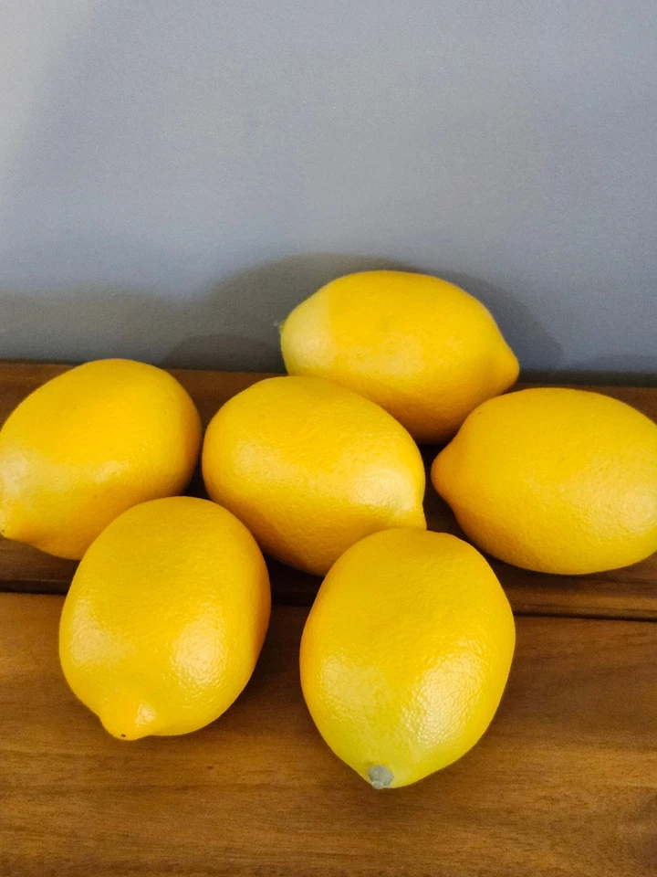 6 limones grandes de imitación ~ 4” L X 2,5” W ~ Love 🍋 Estos ~ Amarillo soleado brillante, decoración grande Foto 2 de 4