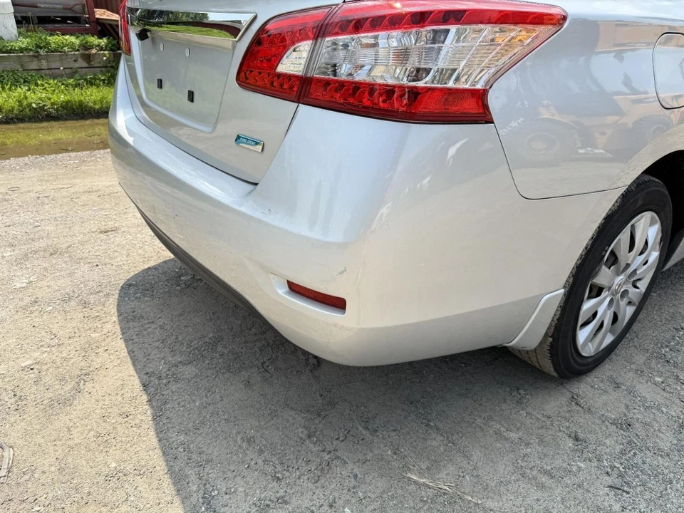 Cubierta de parachoques trasero Nissan Sentra 2013-2015 indicadores de estacionamiento plateados Foto 3 de 4